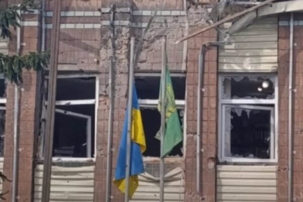 У Золочеві на Харківщині дрон вдарив по селищній раді, є постраждалий