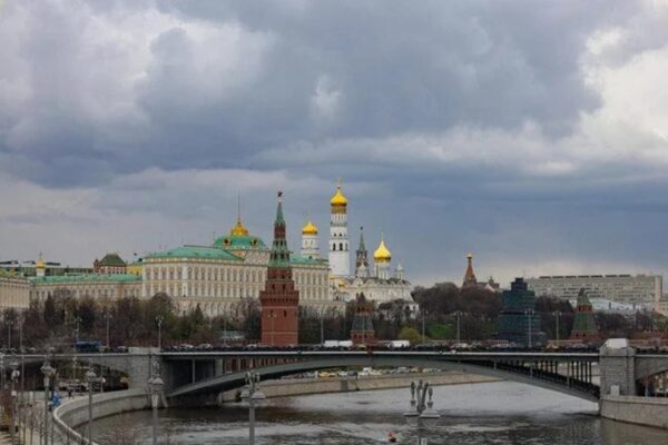 Російські олігархи вивели мільярди доларів за кордон через побоювання за економіку РФ — Bloomberg