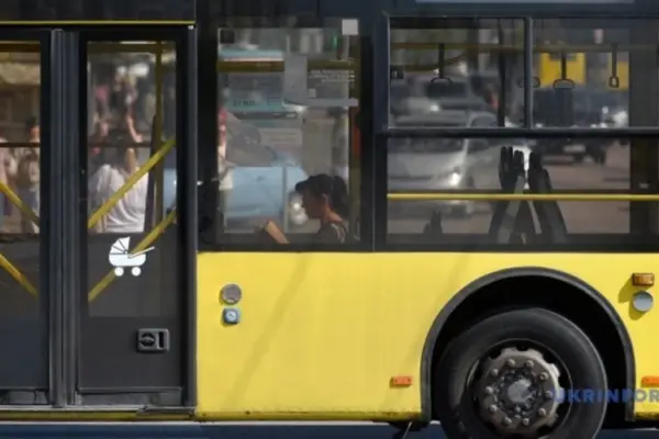 Перекриття у Києві 29 серпня: пояснення про зміни руху автобусів