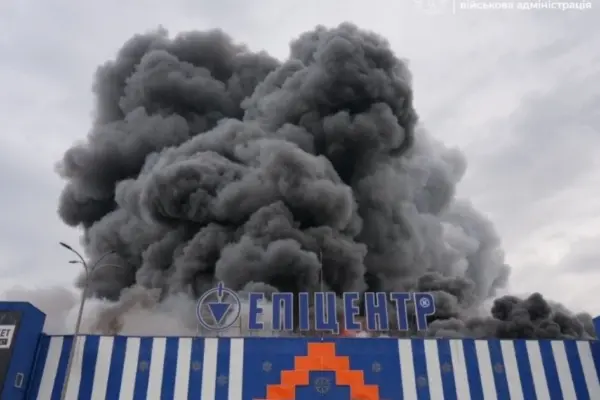 Ранковий удар по «Епіцентру» в Запоріжжі: вибухи о 7:30, атака о 8:05, пожежа на 2 тисячі квадратних