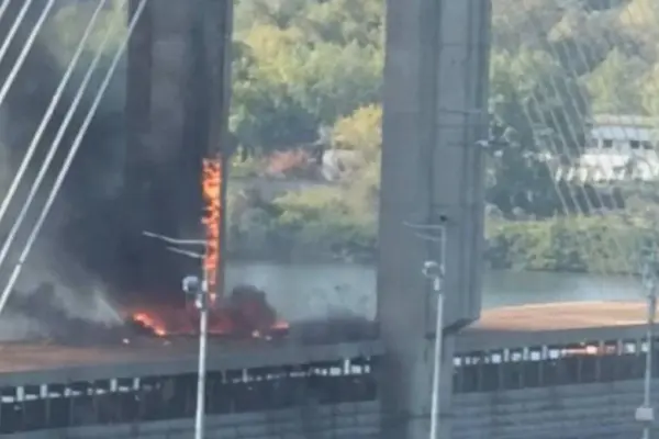 У Києві підтвердили дві точки ураження Південного мосту: метро не курсує