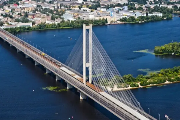 У Києві 2 жовтня перекрили Південний міст після третього удару за добу